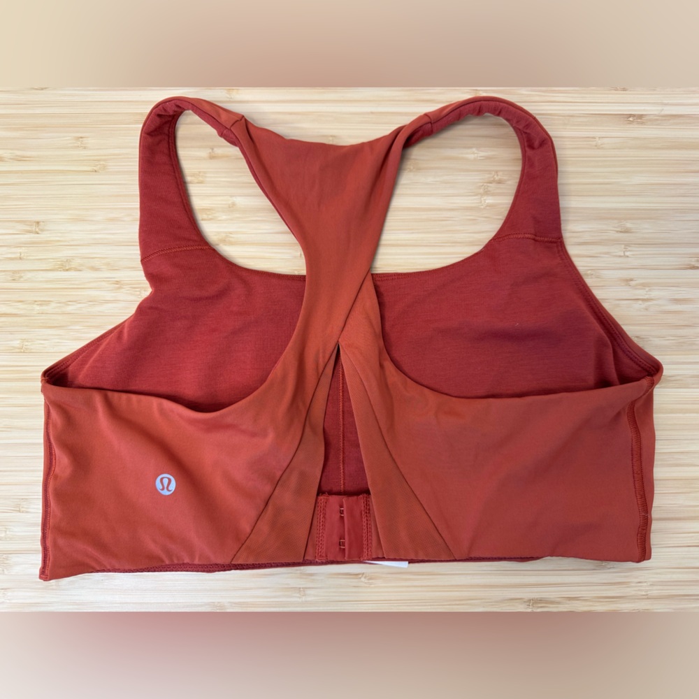 EUC Lululemon Invigorate Sports bra w/clasp *high support